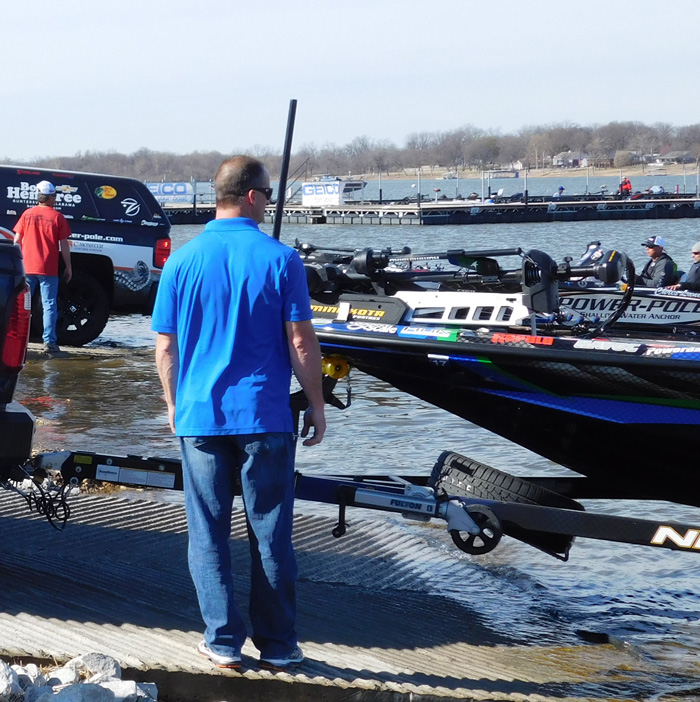 Chris Lane loading out at Bassmaster Classic 2016 Day 1